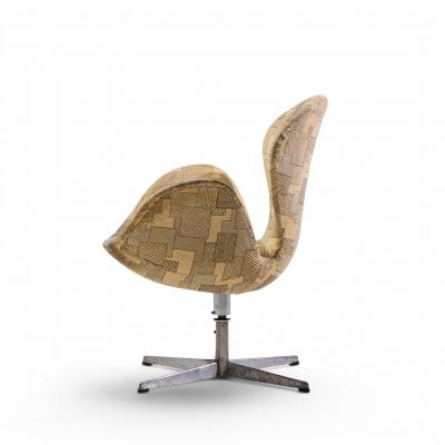 Arne Jacobsen Arne Jacobsen for Fritz Hansen Mid Century Swan Chairs Set of 4
