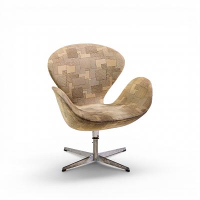 Arne Jacobsen Arne Jacobsen for Fritz Hansen Mid Century Swan Chairs Set of 4
