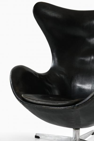 Arne Jacobsen Egg Chair Model 3316 in Original Leather Upholstery by Arne Jacobsen 1960s