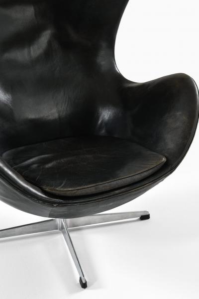 Arne Jacobsen Egg Chair Model 3316 in Original Leather Upholstery by Arne Jacobsen 1960s
