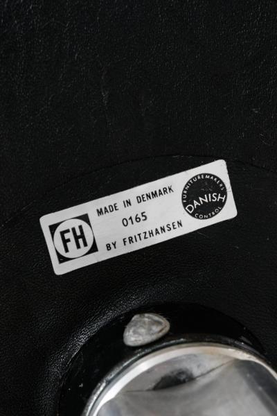 Arne Jacobsen Egg Chair Model 3316 in Original Leather Upholstery by Arne Jacobsen 1960s