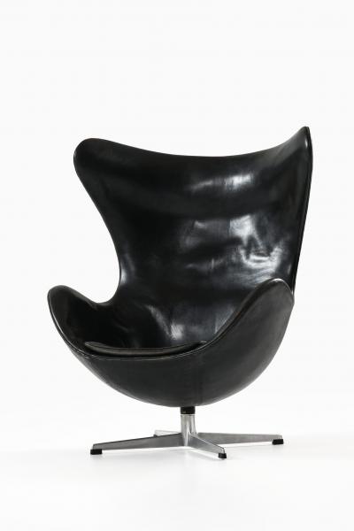 Arne Jacobsen Egg Chair Model 3316 in Original Leather Upholstery by Arne Jacobsen 1960s