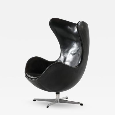 Arne Jacobsen Egg Chair Model 3316 in Original Leather Upholstery by Arne Jacobsen 1960s