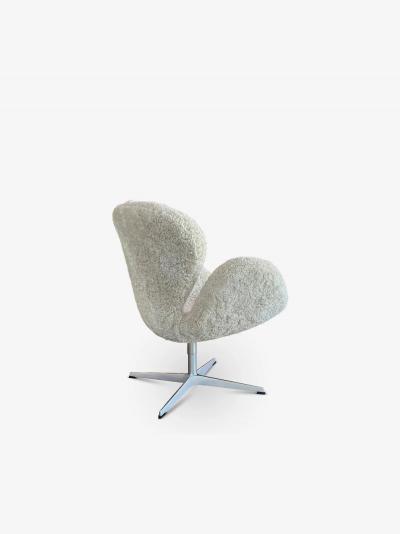 Arne Jacobsen PAIR OF SWAN CHAIRS IN MOONLIGHT SHEARLING