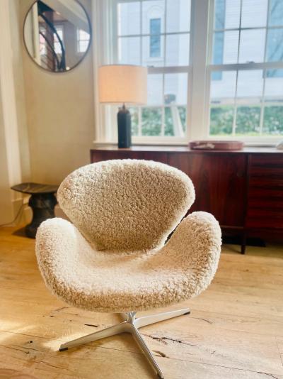 Arne Jacobsen PAIR OF SWAN CHAIRS IN MOONLIGHT SHEARLING