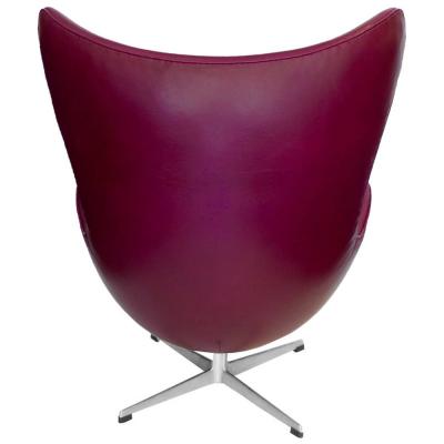 Arne Jacobsen Pair of Original Mulberry Leather Egg Chairs with Ottomans by Arne Jacobsen
