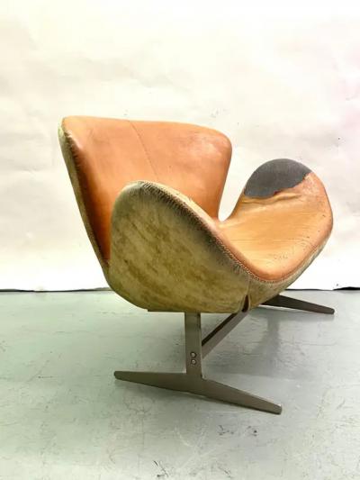 Arne Jacobsen Scandinavian Mid Century Organic Modern Leather Swan Sofa Attr to Arne Jacobsen