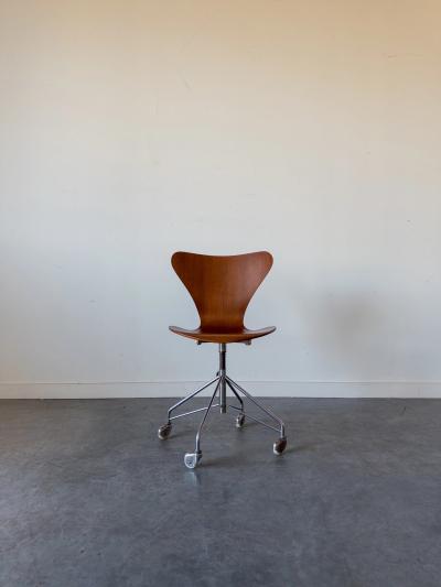 Arne Jacobsen Sevener Teak chair model 3117 by Arne Jacobsen for Fritz Hansen