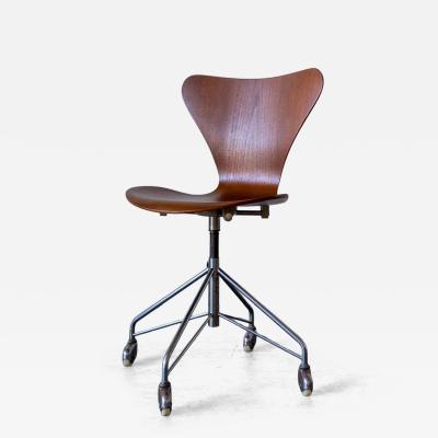 Arne Jacobsen Sevener Teak chair model 3117 by Arne Jacobsen for Fritz Hansen