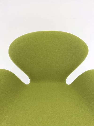 Arne Jacobsen Swan Chair by Arne Jacobsen for Fritz Hansen