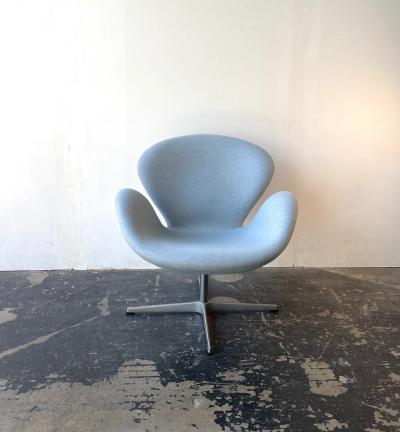 Arne Jacobsen Swan chair by Arne Jacobsen