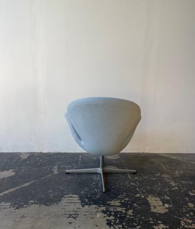 Arne Jacobsen Swan chair by Arne Jacobsen