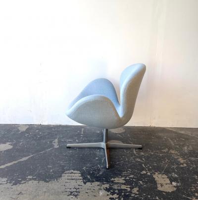 Arne Jacobsen Swan chair by Arne Jacobsen
