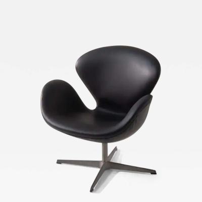 Arne Jacobsen Swan chair by Arne Jacobsen for Fritz Hansen in black leather label present