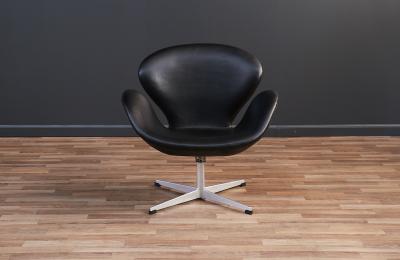 Arne Jacobsen Vintage Arne Jacobsen Black Leather Swan Chair for Fritz Hansen