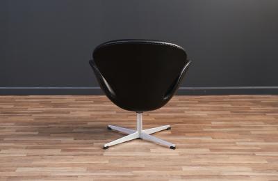 Arne Jacobsen Vintage Arne Jacobsen Black Leather Swan Chair for Fritz Hansen