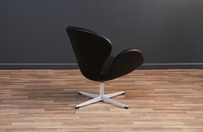 Arne Jacobsen Vintage Arne Jacobsen Black Leather Swan Chair for Fritz Hansen