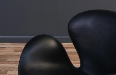 Arne Jacobsen Vintage Arne Jacobsen Black Leather Swan Chair for Fritz Hansen