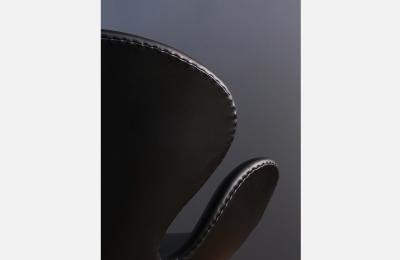 Arne Jacobsen Vintage Arne Jacobsen Black Leather Swan Chair for Fritz Hansen