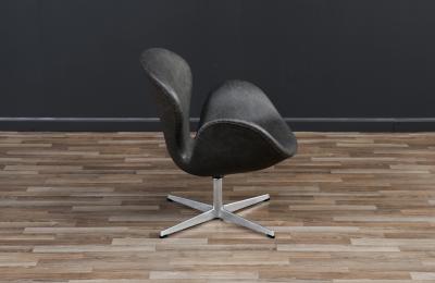 Arne Jacobsen Vintage Arne Jacobsen Grey Leather Swan Chair for Fritz Hansen