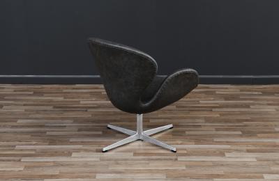 Arne Jacobsen Vintage Arne Jacobsen Grey Leather Swan Chair for Fritz Hansen