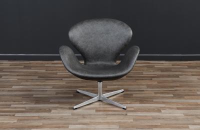 Arne Jacobsen Vintage Arne Jacobsen Grey Leather Swan Chair for Fritz Hansen