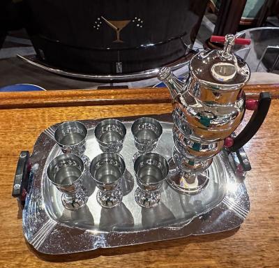 Art Deco 8 Piece Farberware Bubble Cocktail Shaker Set w Black and Red Handles