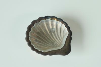 Art Deco Shell Shaped Vide Poche in Patinated Silver and Satin Glass 1930s