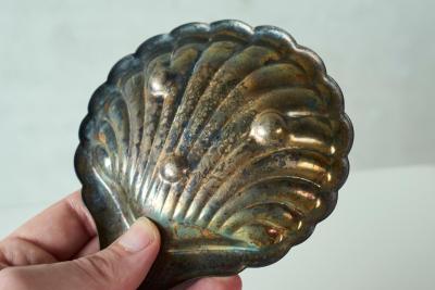 Art Deco Shell Shaped Vide Poche in Patinated Silver and Satin Glass 1930s