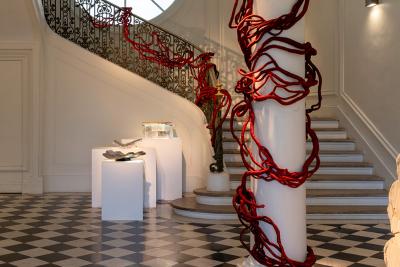 Aude Franjou Embrassade en rouge op ra