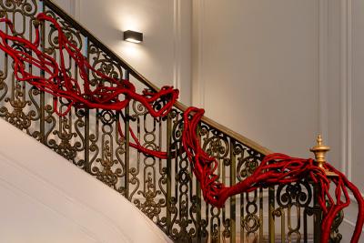 Aude Franjou Embrassade en rouge op ra