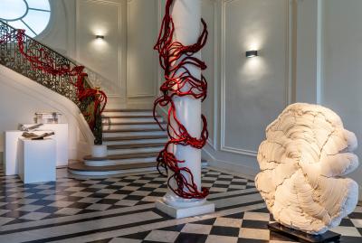 Aude Franjou Embrassade en rouge op ra