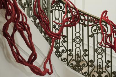 Aude Franjou Embrassade en rouge op ra