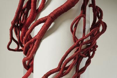 Aude Franjou Embrassade en rouge op ra