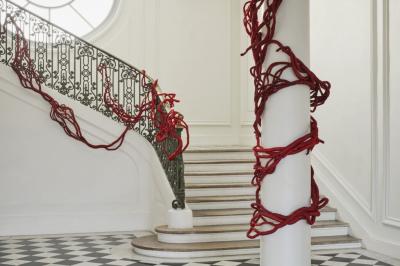 Aude Franjou Embrassade en rouge op ra