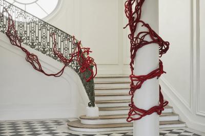 Aude Franjou Embrassade en rouge op ra