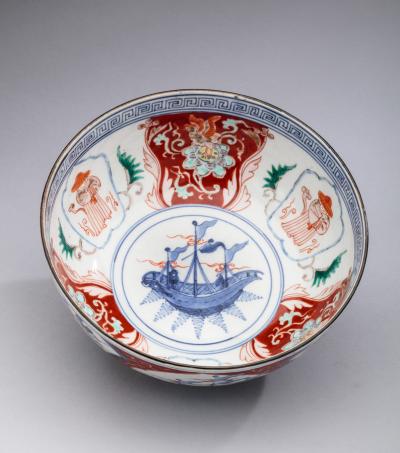BOWL DECORATED WITH WESTERN SHIPS AND FIGURES IN COLOR