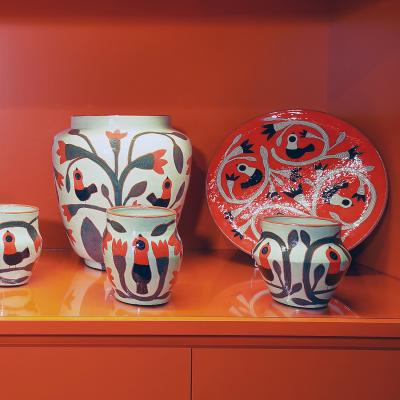 Beatriz Garrigo RED CERAMIC WIDE PLATE WITH BLACK AND GREEN BIRDS