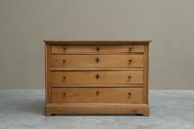 Beautiful Provincial Vernacular Chest of Drawers in Solid Oak 19th Century