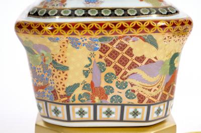 Beautiful Satsuma Style Decorations Elegant Gilt Gold Detailing Porcelain Lamp