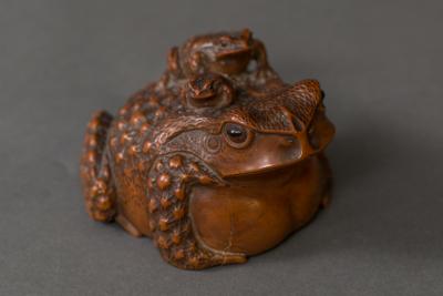Boxwood Carving of a Frog with Baby Frogs
