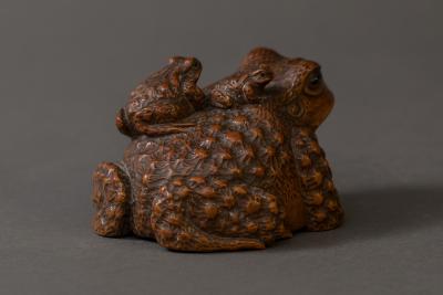 Boxwood Carving of a Frog with Baby Frogs