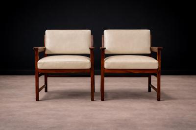 Bureau M veis Brazilian Modern Pair of Armchairs in Rosewood Beige Leather Bureau