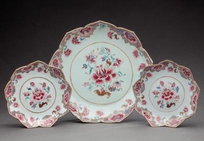 CHINESE EXPORT LARGE LOTUS SHAPED PLATE AND TWO MATCHING SAUCERS