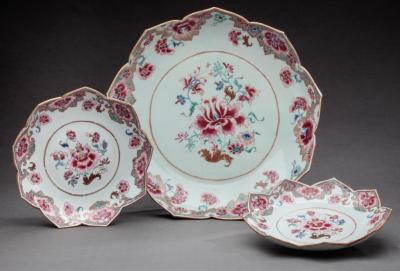 CHINESE EXPORT LARGE LOTUS SHAPED PLATE AND TWO MATCHING SAUCERS