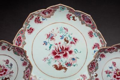 CHINESE EXPORT LARGE LOTUS SHAPED PLATE AND TWO MATCHING SAUCERS