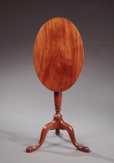 CHIPPENDALE TRIPOD OVAL STAND
