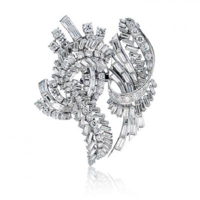 CIRCA 1950S PLATINUM FRENCH DIAMOND DOUBLE CLIP BROOCH