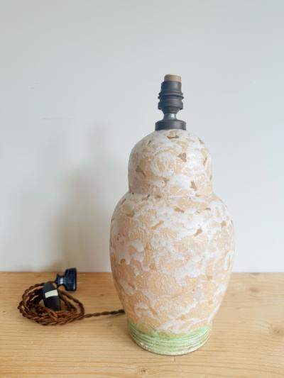 CREME CERAMIC LAMP WITH LIGHT GREEN BAND