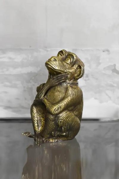 Cantilevered brass ice bucket monkey Edizioni molto
